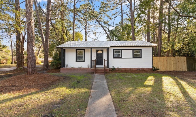 Brunswick House | Magnolia Cottage - Near Islands, Hospital