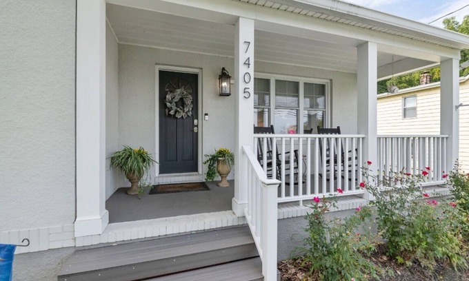 Edgemore House | Magnolia Cottage, Charming 3 Bedroom 2 Bath