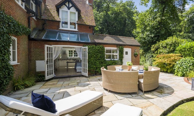 Sunninghill House | Magnolia Lodge - 4 Beds, Fabulous Garden, Parking