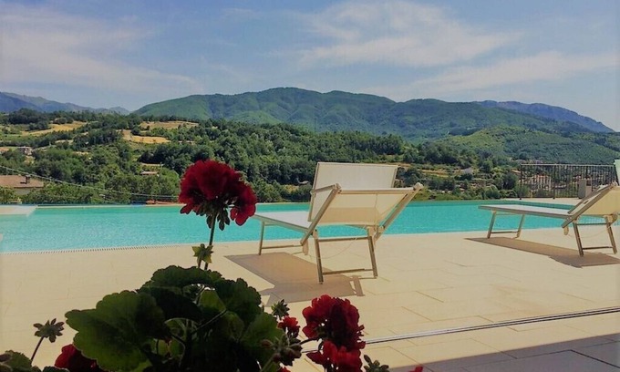 Piazza al Serchio Villa | Magnolia, luxury villa, private heated pool, WIFI, walk restaurant, chef option!