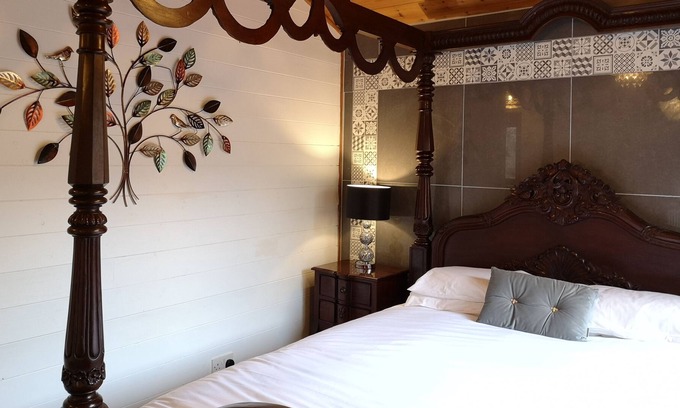 Warminster Ski Chalet | Magpie 4 Hot Tub Huntersmoon-Warminster-Bath-Salisbury