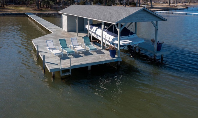 Macon House | Main Lake, Flat Yard, Hanging Bed, Dock, Kayak, Firepit, Screened Porch