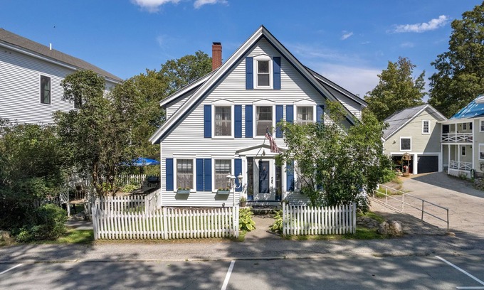 Meredith House | Main St Location | Pets, Fenced Side Yard | Walk to Church Landing, Lake Winnipesaukee and Shops in minutes | BankNH Pavilion