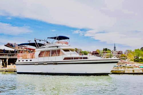 Damariscotta Boat Rental | Maine Bed & Boat, Nebi