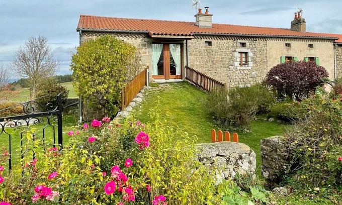 Saugues House | Maison Ancienne au Calme avec Cheminée et Équipements Bébé, Proche de Saugues - FR-1-582-127