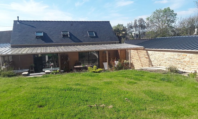 Ploneour-Lanvern House | Maison Bretonne Avec Grand Jardin Proche des Plages et Surf. Animaux Acceptés
