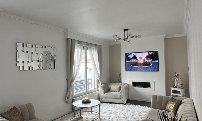 Vitry-sur-Seine House | Maison de 200m2 Avec Jardin et Piscine à la Porte de Paris