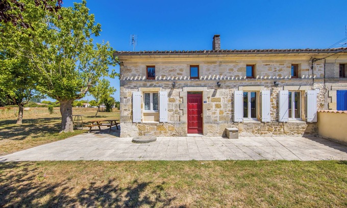 Cavignac House | Maison de campagne avec grand jardin et terrasse parking prive ferme