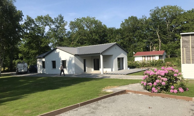 Jullouville House | Maison de Campagne à 10 Minutes de la Plage, Dans un Endroit Calme