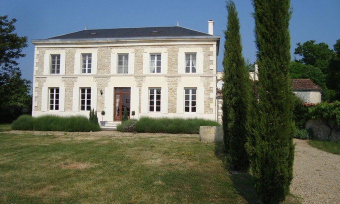Antezant-la-Chapelle House | Maison de Charme, 4 Chambres, Grand Jardin et Piscine Privée