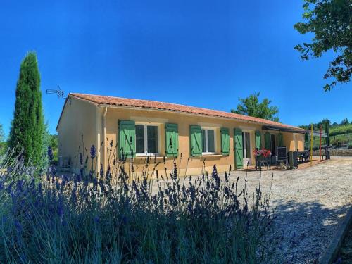Neuvic House | Maison de charme avec terrasse, jardin et équipements complets, à 2 km de Neuvic - FR-1-616-110