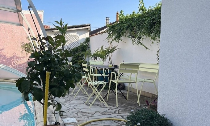 Begles House | Maison de Ville. Patio et Piscine aux Beaux Jours. 4 Chambres, 2 Sdb. Au Calme