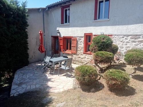 Saint-Bonnet-les-Oules House | Maison en pisé