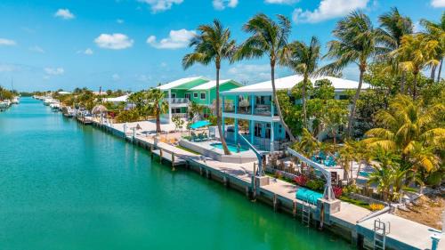 Key Colony Beach House | Maison Grand Blue Arenas with Minigolf Canal and Game Room