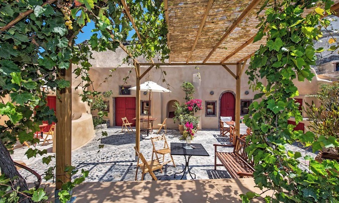 Finikia House | Maisonette in the traditional village of Finikia, 15min walk from Oia.