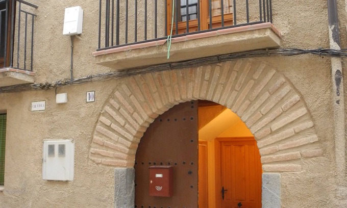 Torroja del Priorat Apartment | Maissonette with light, great room layout, ideal for remote working GLASFASER