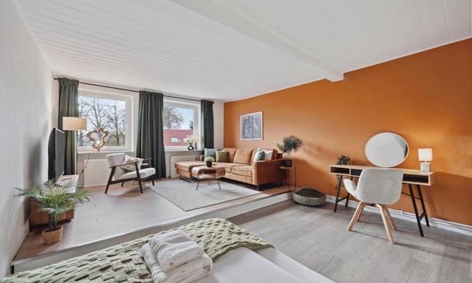 Moelln Apartment | MAISUITES Sperling - Zentrale Ferienwohnung mit Boxspringbett, Kaffeevollautomat, WLAN & seitlichem Seeblick