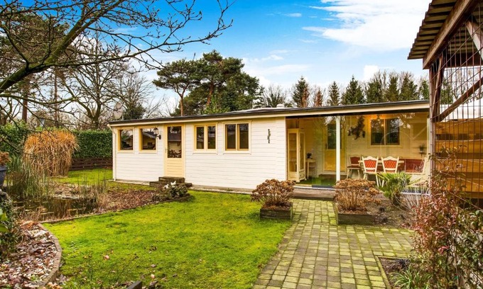 Meerlo House | Majestic Bungalow in Meerlo with a Large Garden and Fence