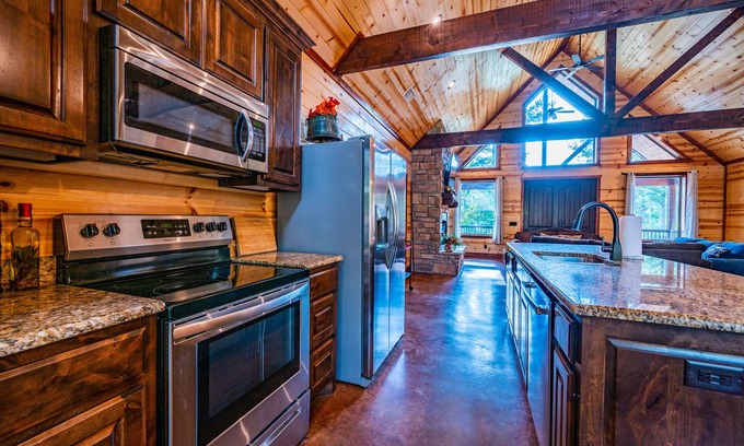 Broken Bow House | Majestic High 3 bedroom, 2 bathroom, hot tub, fireplace