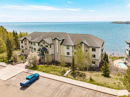 Two Harbors Apartment | Majestic Lake Views King Suite, 2 Queen Beds and Heated Pools