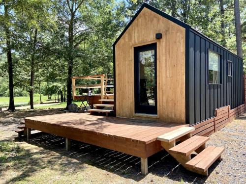 Boles House | Majestic Nordic Tiny House with Private Deck, Grill and Fire Pit in Arkansas