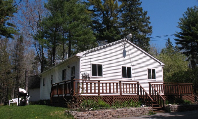 Town Hill House | Make your 2023 reservations now. Pet friendly.