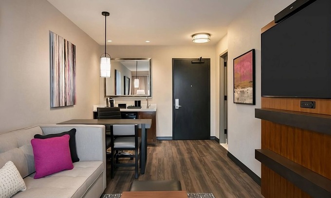 Berkeley Heights Hotel | Make Your Trip More Enjoyable! Pool, Parking, Pets Allowed, Free Breakfast!