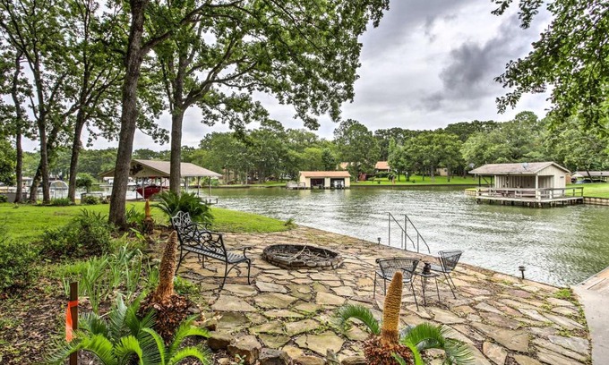 Star Harbor House | Malakoff Lake House - Deck, Boat Slips, and Fire Pit