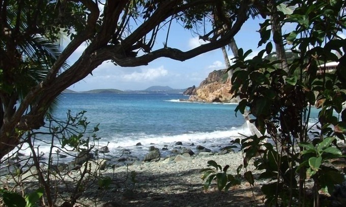 Hart Bay House | Mampoo Hill- a Beachfront House 20 Yards from the Ocean with optional Jeep