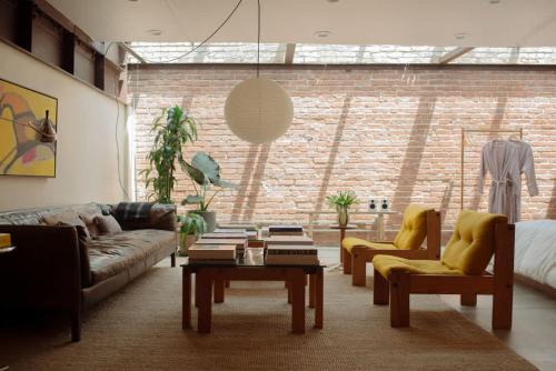 West Hollywood Bed & Breakfast | Mane & Saddle Loft