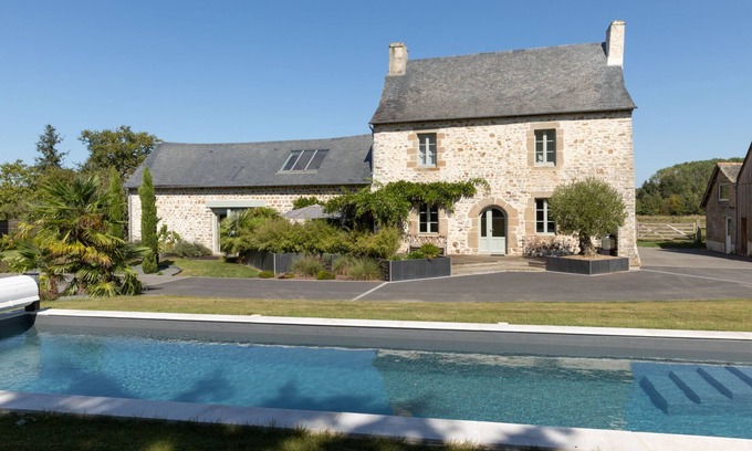 Val-d'Ize House | Manoir de la Nogrie - La Grange 4*, Cosy & chic, Pool, Spa, Petanque