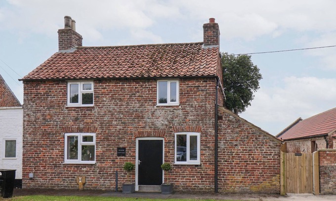 Driffield Cottage | MANOR COTTAGE, pet friendly, character holiday cottage in Nafferton