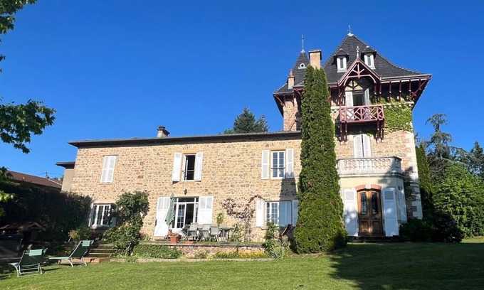 Saint-Just-d'Avray Bed & Breakfast | Manor house in a haven of peace in Haute Azergues.