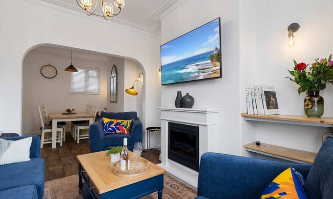 Exeter House | Maple House (Sleeps 7) - Short Stays UK Ltd