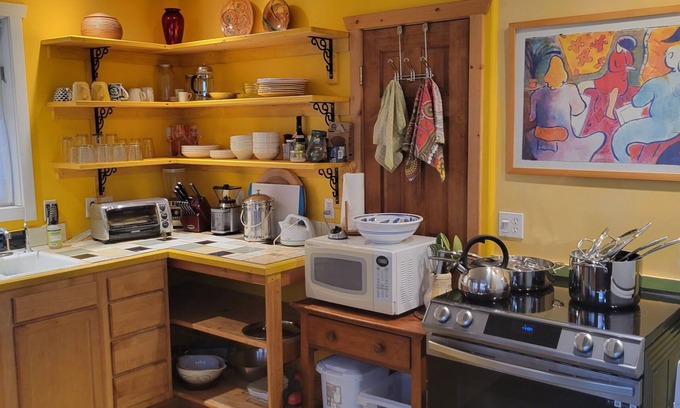 Newlands House | Mapleton Hill - Artists Colorful Apartment in Welcoming Home