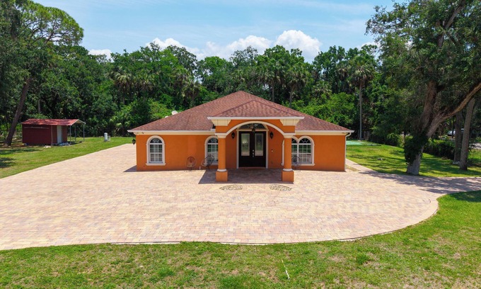 Town N County Park House | Marble Luxe - Comfy Retreat - Massive Yard