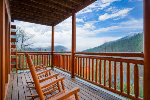 Pigeon Forge House | Marco Polo Lodge by AvantStay Sleeps 28 Indoor Pool Theater Game Room View