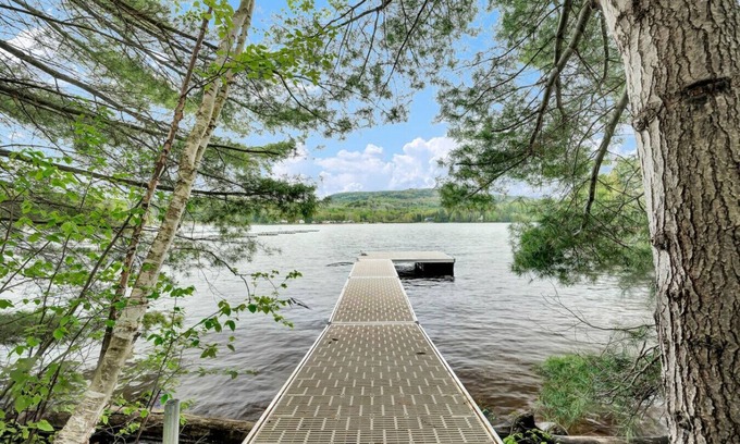 Notre-Dame-de-Pontmain Cottage | Marina cottage waterfront