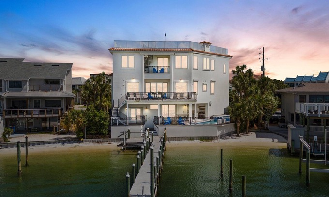 Holiday Isle House | 🌴Maritime Escape | Located on the Destin Harbor | Private Pool & Dock | FREE Parasailing