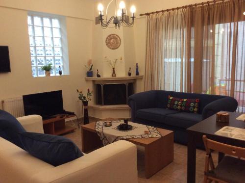 Plagiarion Apartment | Mary-Ann's Deluxe Apartment , 5km from PEREA