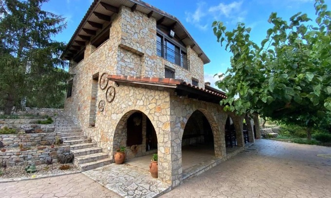 Riudecols House | Masía de piedra con piscina