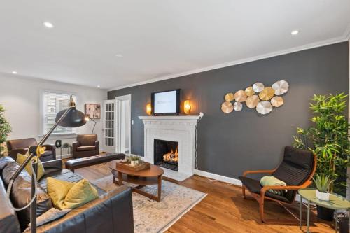 Potomac West House | Massive 5BR Historic CozySuites House