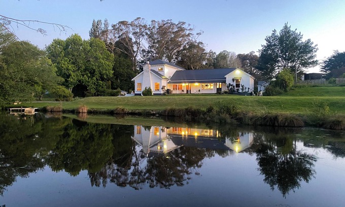 Solway Bed & Breakfast | Master Bedroom @ Te Rangi Lodge 5 mins of SH3. Evening Meals available. Pets OK.
