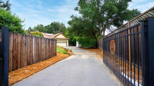 Cloverdale House | Masterbed, Luxury Garden Reasort