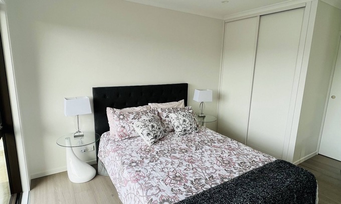 Te Atatu South Apartment | Matuhi Deluxe studio with kitchenette