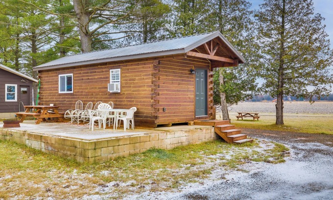 Mauston Apartment | Mauston Studio Cabin ~ 15 Mi to Wisconsin Dells!