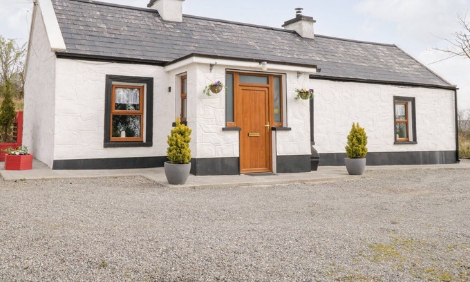 Gurteen Cottage | MC'S COTTAGE, pet friendly, with a garden in Ballymote, County Sligo