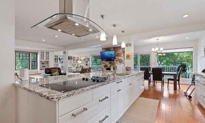 Southwest Edmonton House | McKernan - Ultimate Luxury Escape with A/C + BBQ