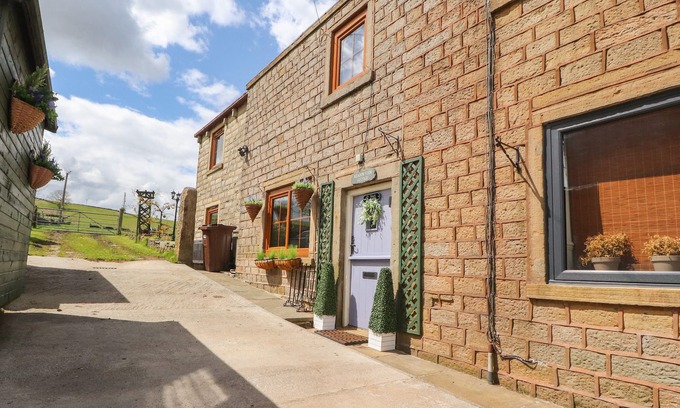 Trawden Cottage | MEADOW VIEW COTTAGE, pet friendly, with a garden in Trawden