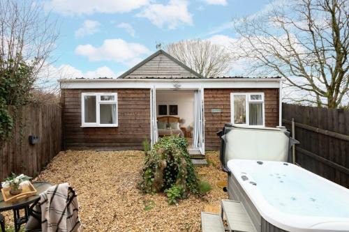 Blandford Saint Mary House | Meadow - Woodland Cottage with Private Hot Tub